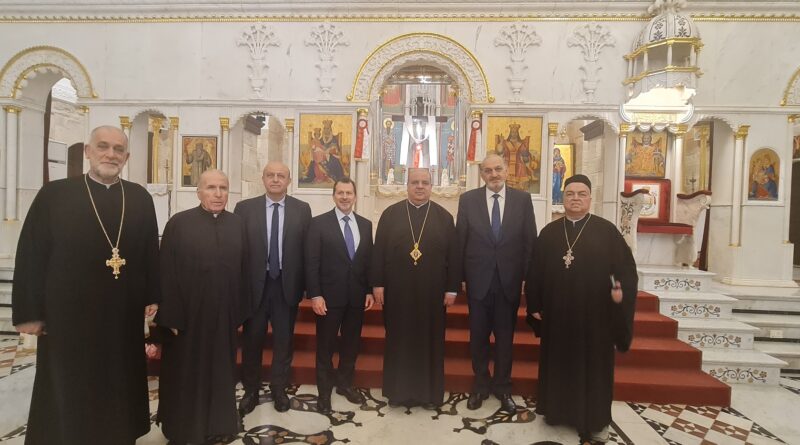 المطران إبراهيم عرض الأوضاع مع الوزير كمال شحادة