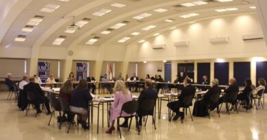 طاولة مستديرة حول  “مصلحة الطفل الفضلى” مع رؤساء المحاكم الروحية الاسلامية – المسيحية
