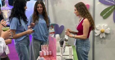 طلاب جامعة القديس يوسف يكتسبون خبرات ميدانية من خلال برنامج Comin Academy في منتدى الجمال والصحة النفسية